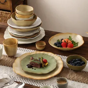 Service de vaisselle en céramique mate, ensemble d'assiettes et bols pour la maison.