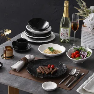 Service de vaisselle en céramique mate moderne, assiettes et bols noirs et blancs pour table.
