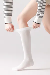 Calcetines altos lisos para mujer de alta calidad, tela fina y transpirable para primavera verano.