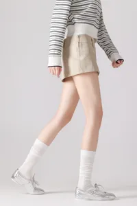 Primer plano detallado de calcetines blancos de algodón combinados con zapatos plateados.
