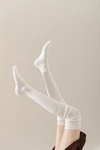 Detailopname van witte geribbelde overknee sokken, zachte warme dijbeen sokken voor dames.
