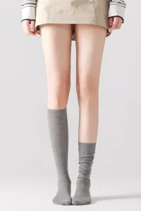 Cómodos calcetines grises de algodón de bambú, diseño transpirable para estilo diario.