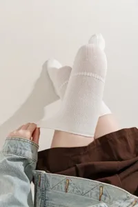 Detailopname van witte overknee sokken voor vrouwen, warme gebreide winterkousen.