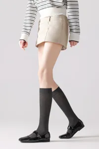 Primer plano de calcetines altos grises oscuros de algodon y bambu, estilo primavera.