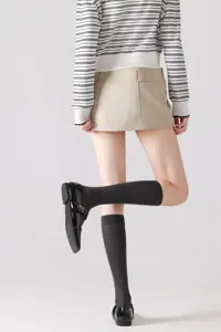 Vista detallada de calcetines altos de algodón de bambú transpirable para mujer, diseño liso fino.