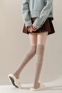 Gebreide overknee sokken voor dames, warme lange dij-hoge sokken met comfortabele ribtextuur.