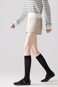 Calcetines altos negros en detalle que muestran una textura suave y ajuste cómodo.
