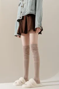 Detail van gebreide kniekousen, zachte en comfortabele stof voor herfst en winter warmte.