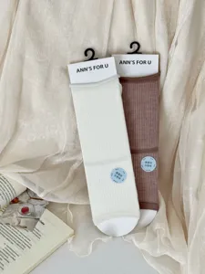 Detailed view of solid color mulberry silk seamless mid-tube socks, elegant and comfortable.