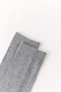 Detalle del puño de calcetines de canalé de algodón de bambú gris textura fina.