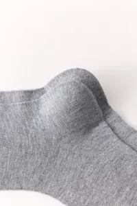 Primer plano detalle de la fina textura del talón de calcetín de punto de bambú gris liso.