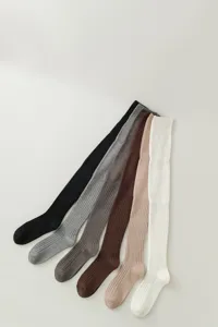 Gedetailleerd overzicht van lange geribbelde overknee sokken in diverse herfstkleuren.