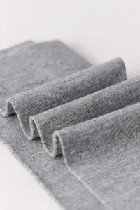 Primer plano detallado de la textura de calcetines de algodón de bambú suave y transpirable.