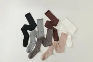 Gedetailleerd overzicht van geribbelde dames overknee winter warme sokken in diverse kleuren.