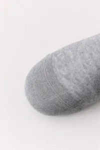 Primer plano detallado de calcetines grises de algodón de bambú con puntera sin costuras para confort.