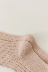 Gedetailleerd close-up van geribbelde overknee sokken met zachte textuur.
