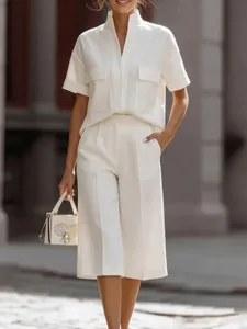 Set di pantaloncini bianchi casual, camicia a maniche corte e culotte larghe dettaglio.