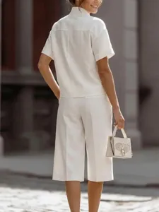 Set casual bianco con top a maniche corte e pantaloncini, dettaglio perfetto per la primavera.