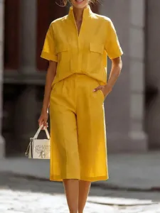 Vista di dettaglio all'aperto di un completo casual giallo vivace con camicia e pantaloni.