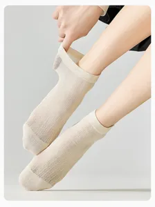 Calzini corti estivi traspiranti in rete da donna, dettaglio a costine delicato.