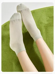 Calzini corti estivi da donna in rete sottile, design in seta di ghiaccio, dettaglio.