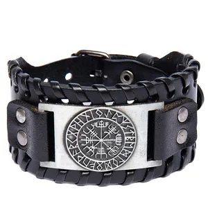Vielseitiges breites Lederarmband fuer Herren mit Runen Amulett und geflochtenem Design.