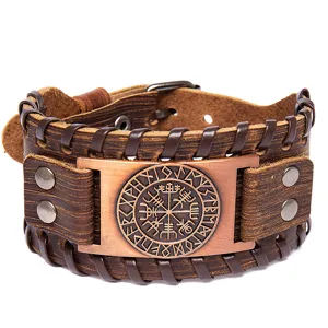 Detaillierte Nahaufnahme des Vintage Leder- und Metallarmbands mit nordischen Runen-Motiven.