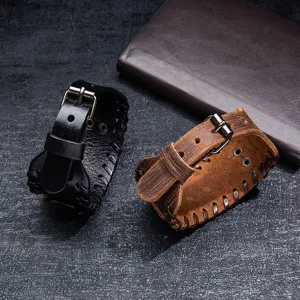 Nahaufnahme des Vintage Lederarmbands mit Metallschnalle und feinen Ziernaht Details.