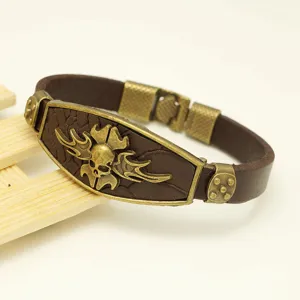 Bracelet en cuir marron style punk rétro vintage avec détail en métal crâne alliage bronze.