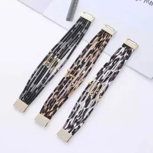 Pulsera de cuero con estampado de leopardo de múltiples hilos y cierre magnético.