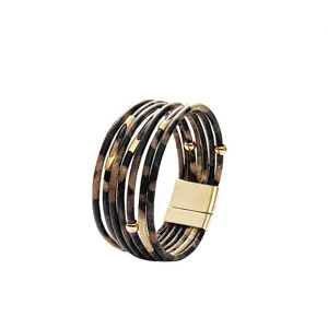 Pulsera de cuero multicapa con estampado de leopardo, tubos de metal dorado y cierre magnético.