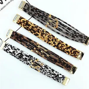 Pulsera de cuero de leopardo multicapa con cierre magnético y tubos de metal para mujer.