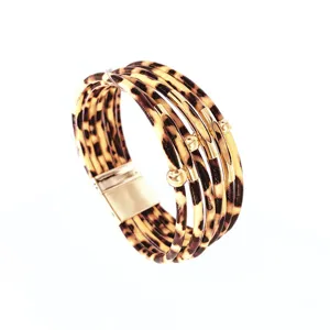 Pulsera de cuero multicapa con estampado de leopardo, tubos de metal dorados y cierre magnético