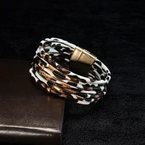 Pulsera de cuero con estampado de leopardo tubos metalicos dorados y cierre magnetico.