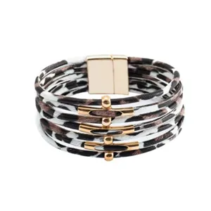 Pulsera de cuero multicapa con estampado de leopardo, tubos metálicos y cierre magnético.