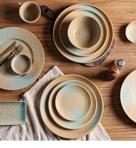 Vintage japanisches Keramikgeschirr Set Detail mit retro glasierten Tellern und Schalen.