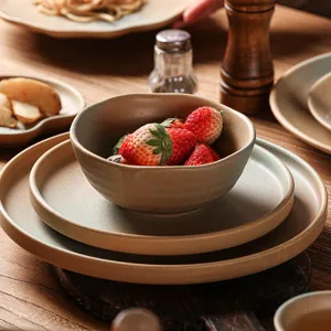 Retro japanisches Keramik Geschirr Set mit schönen Schalen und Tellern für die Küche.