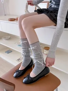 Dolci scaldamuscoli grigi da donna, calze estive sottili a sbuffo con graziosi fiocchi in nastro bianco.