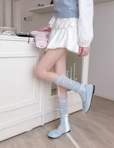 Dolci gambaletti staffa da donna con fiocchi calze stile balletto e scarpe piatte dettaglio.