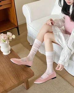 Calze al ginocchio in seta trasparente da donna, calzini estivi sottili, scarpe basse rosa dettaglio.