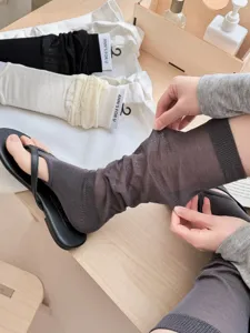 Transparante beugel sokken detail toont elastische ademende stof voor vrouwen.