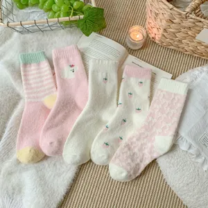 Chaussettes hautes d'hiver douces et chaudes de style japonais mignon pour femmes roses.