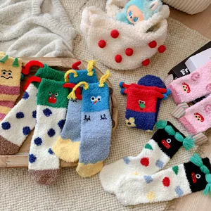 Chaussettes d'hiver chaudes en molleton corail clown drôle mignon avec broderie et cheveux 3D.
