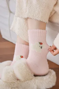 Chaussettes d'hiver duveteuses roses douillettes avec motif ours et fraise, chaudes et douces.