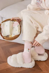 Chaussettes épaisses et duveteuses roses pour femmes avec joli design de fraise détail.