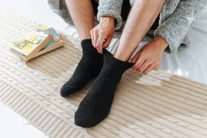 Comfortabele heren winter warme koraalvleece sokken, dikke pluche zachte effen zwarte huissokken.