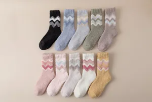 Calcetines de invierno suaves y acogedores para mujer, calcetines de felpa de coral a rayas.