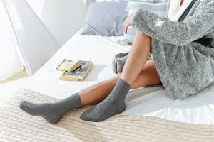 Gezellige grijze pluche wintersokken voor heren, dikke warme huissokken voor binnen op de vloer.