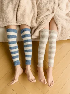 Dicke Korallenfleece Beinwärmer Detail, gemütliche gestreifte Schlafstrümpfe für warme Füße im Winter.