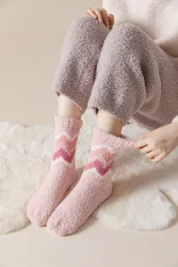 Detalle de calcetines de invierno de felpa suave, material mullido con chevron rosa.